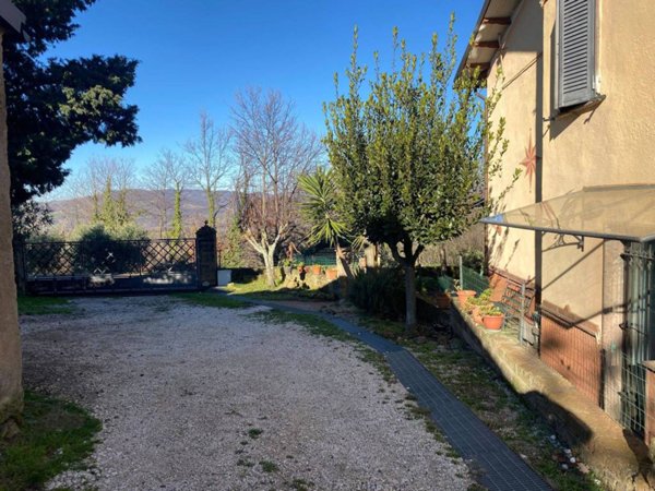 casa indipendente in vendita a Sorano