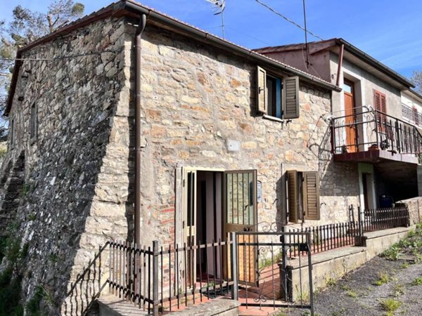 casa indipendente in vendita a Sorano