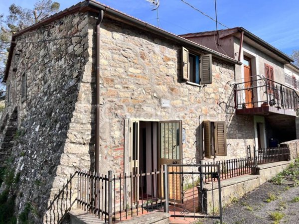 casa indipendente in vendita a Sorano in zona Montebuono