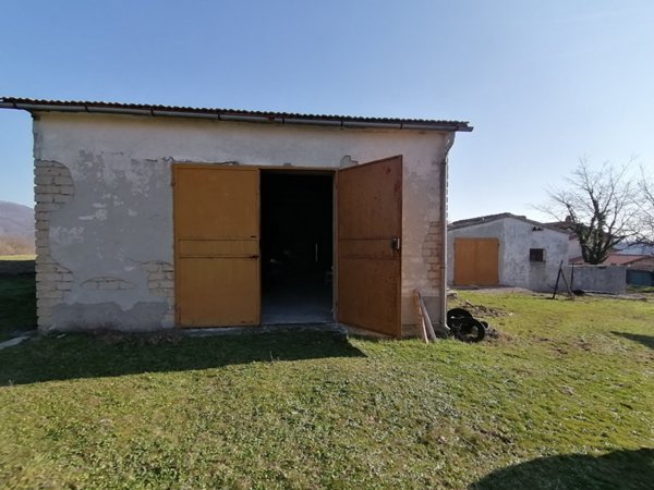 locale di sgombero in vendita a Sorano