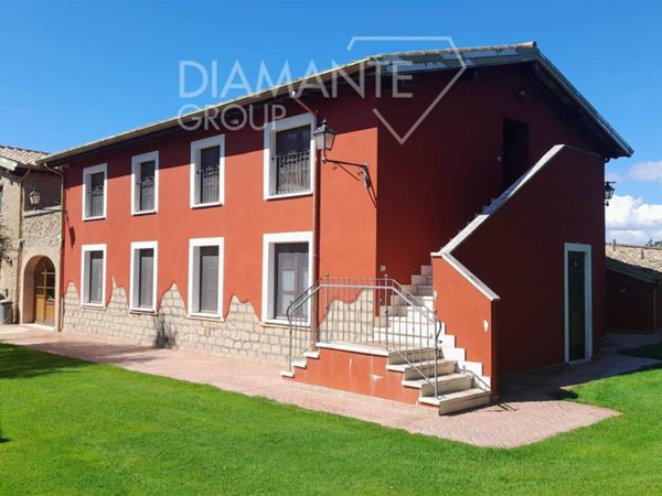 casa indipendente in vendita a Sorano