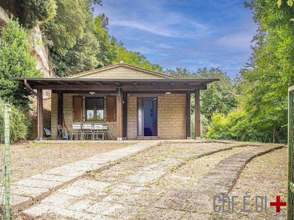 casa indipendente in vendita a Sorano