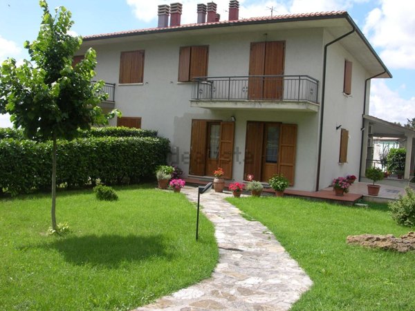 casa indipendente in vendita a Semproniano