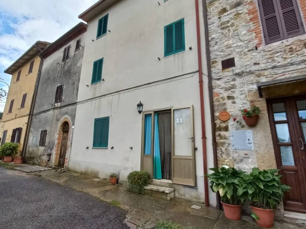 casa indipendente in vendita a Semproniano in zona Catabbio