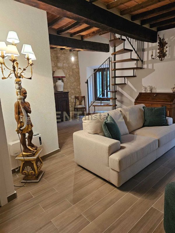 casa indipendente in vendita a Semproniano