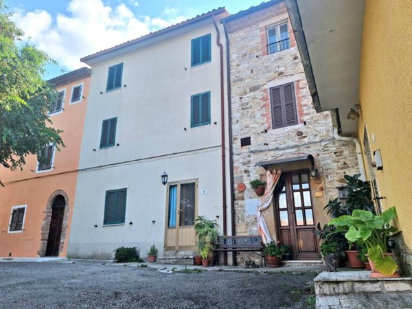 casa indipendente in vendita a Semproniano in zona Catabbio
