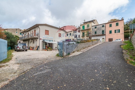 appartamento in vendita a Semproniano in zona Catabbio