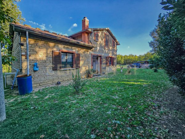 casa indipendente in vendita a Semproniano