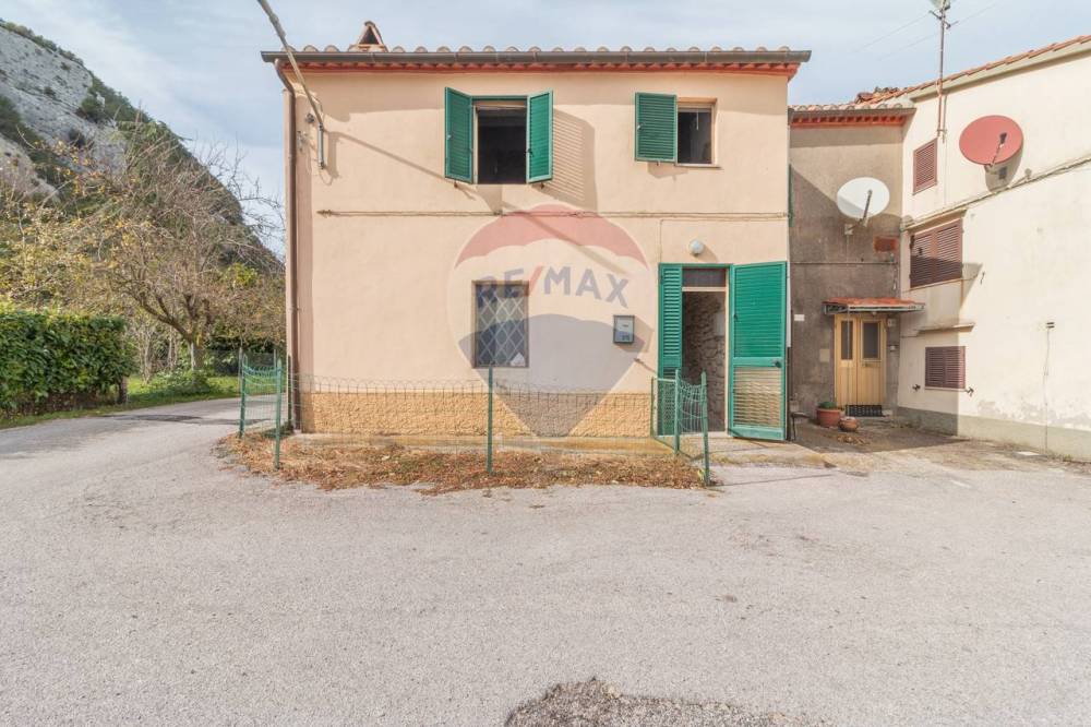 appartamento in vendita a Semproniano in zona Cellena