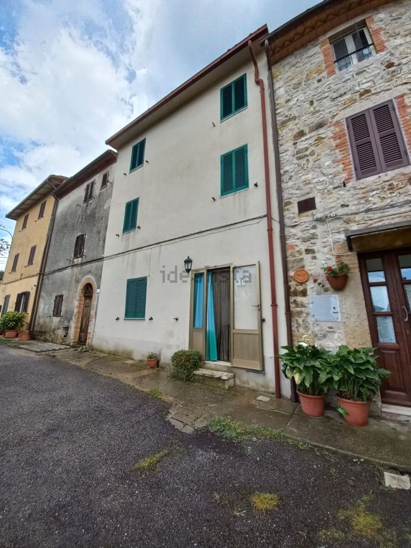 casa indipendente in vendita a Semproniano in zona Catabbio