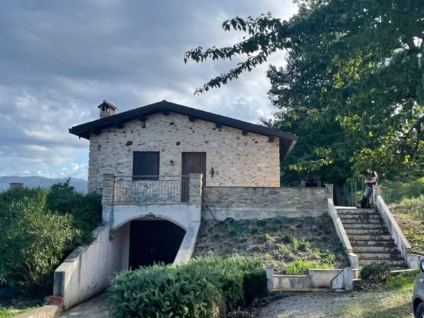 casa indipendente in vendita a Semproniano