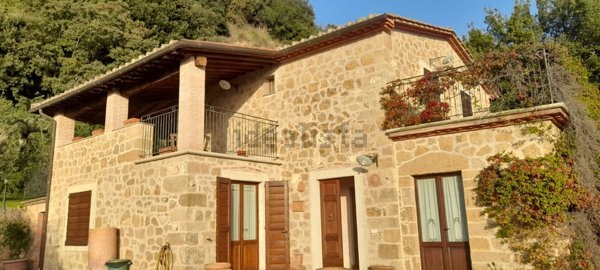 casa indipendente in vendita a Semproniano in zona Catabbio