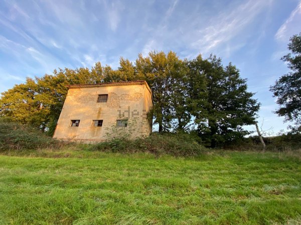casa indipendente in vendita a Semproniano in zona Catabbio