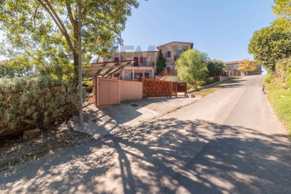 casa indipendente in vendita a Semproniano in zona Catabbio