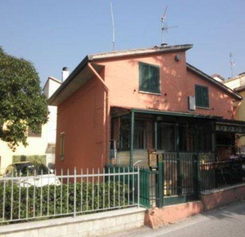 casa indipendente in vendita ad Assisi in zona Rivotorto
