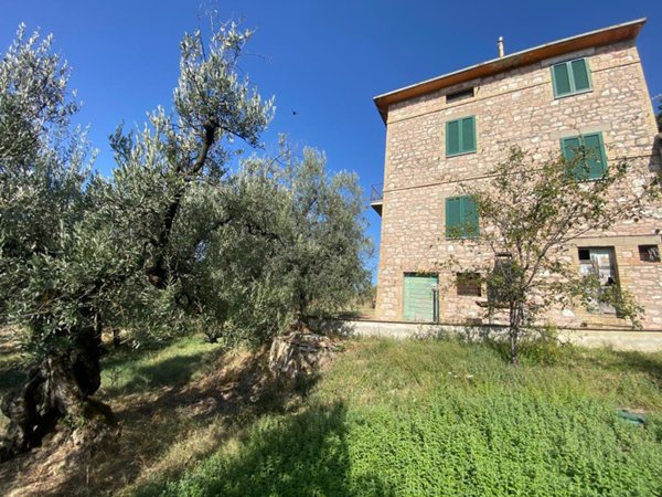 villa in vendita ad Assisi in zona Sterpeto