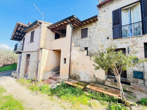 casa indipendente in vendita ad Assisi in zona Viole