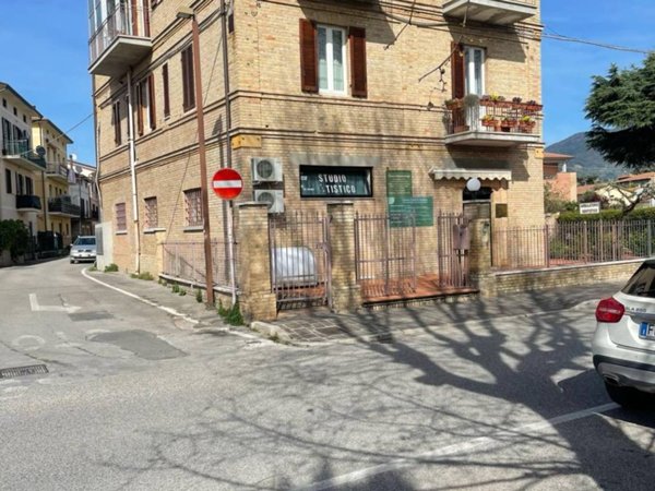 ufficio in vendita ad Assisi in zona Santa Maria degli Angeli