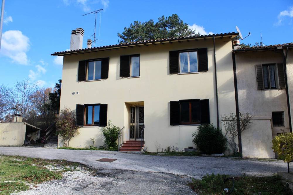 casa indipendente in vendita ad Assisi in zona Armenzano