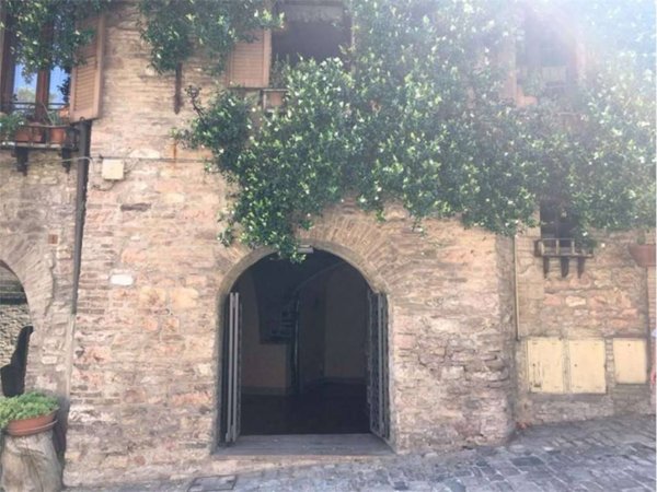 negozio in vendita ad Assisi in zona Palazzo