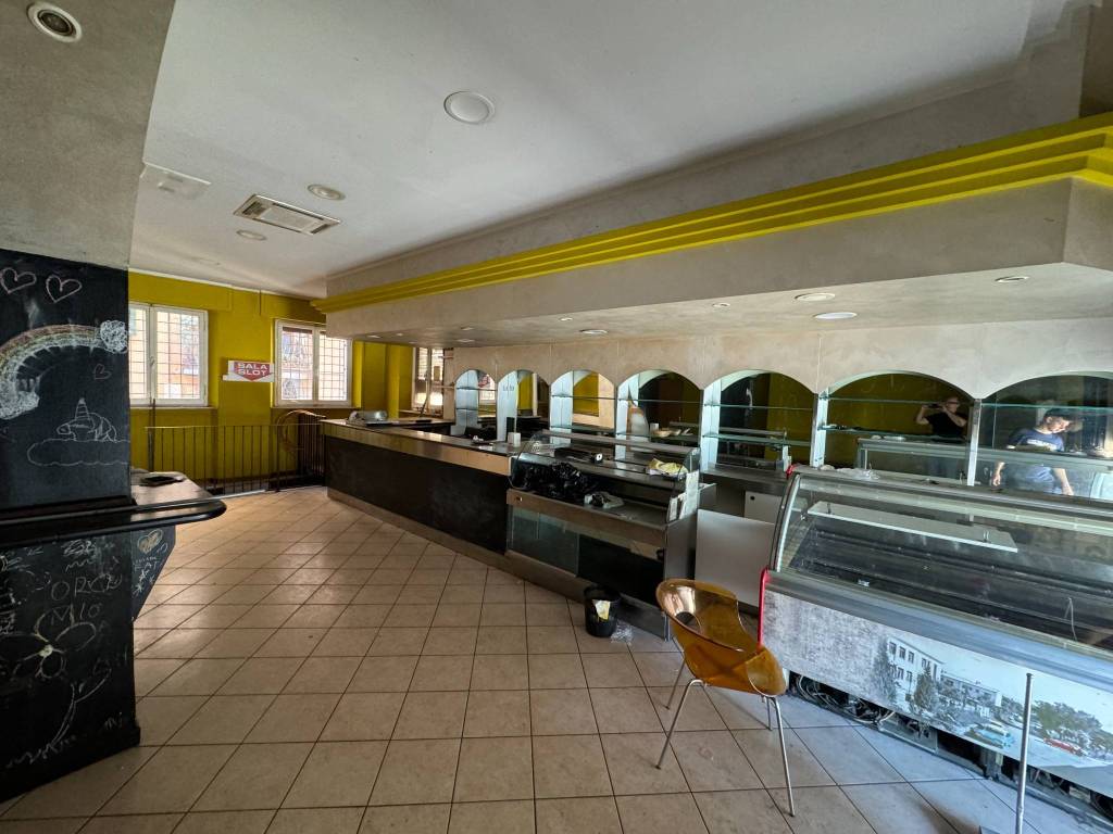 negozio in vendita ad Assisi in zona Petrignano