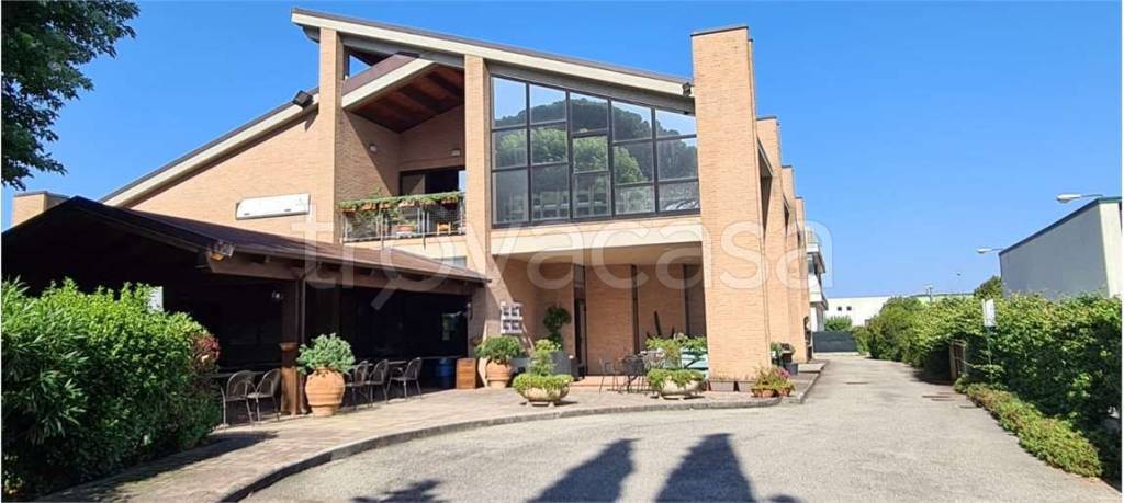 negozio in vendita ad Assisi