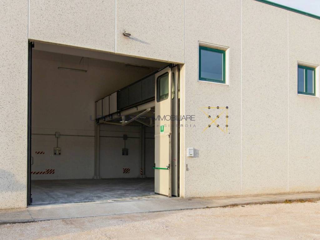 locale commerciale in vendita ad Assisi in zona Petrignano