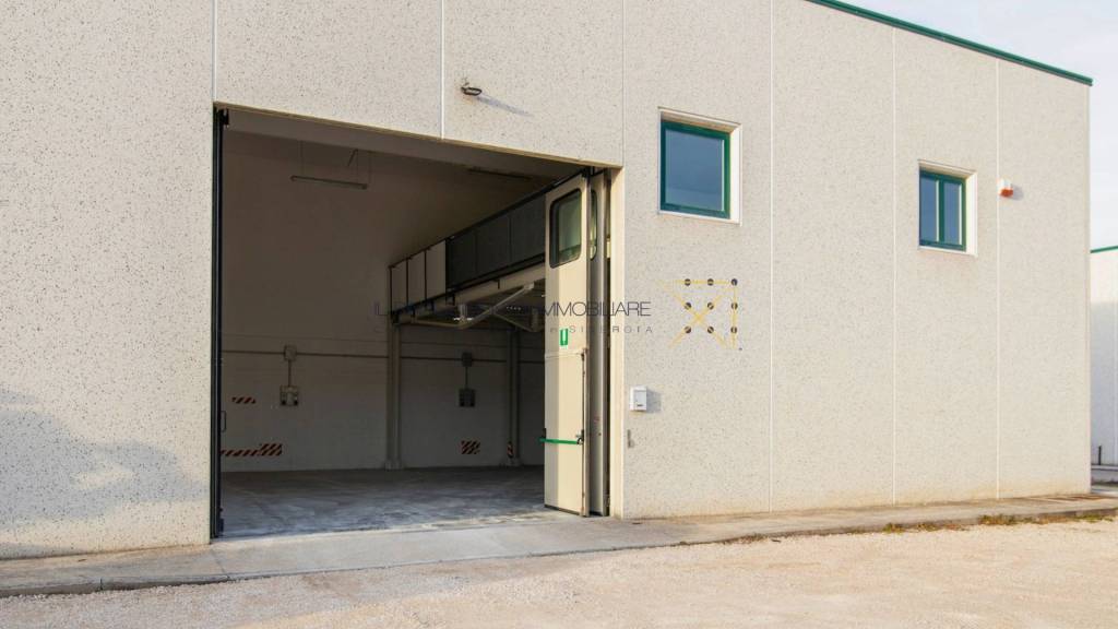 locale commerciale in vendita ad Assisi in zona Petrignano