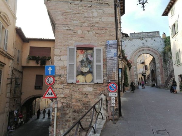 negozio in vendita ad Assisi