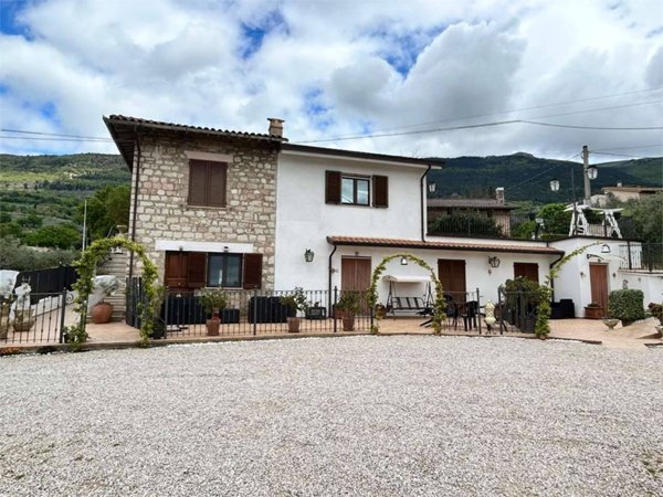 intera palazzina in vendita ad Assisi in zona Palazzo
