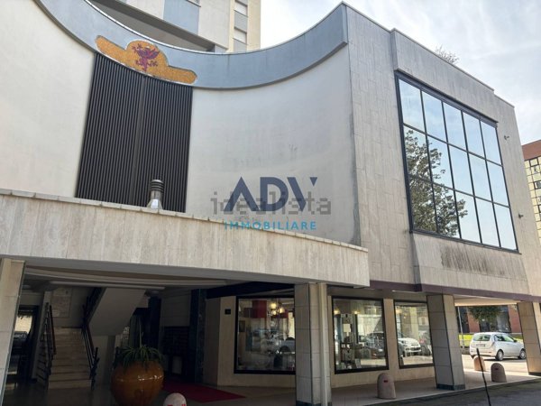 locale commerciale in vendita ad Assisi
