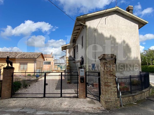 casa indipendente in vendita ad Assisi in zona Petrignano