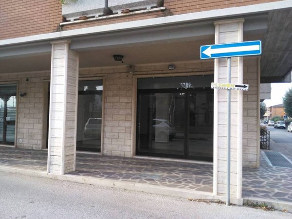 negozio in vendita ad Assisi in zona Santa Maria degli Angeli