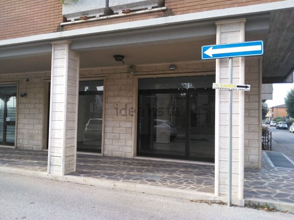 locale commerciale in vendita ad Assisi in zona Santa Maria degli Angeli