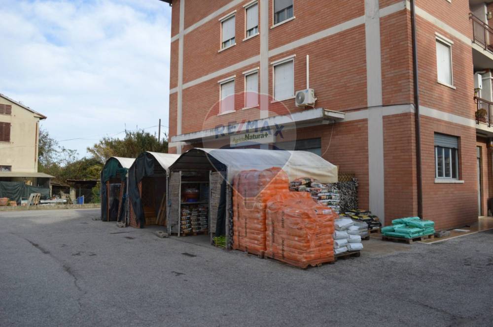 locale commerciale in vendita ad Assisi in zona Santa Maria degli Angeli