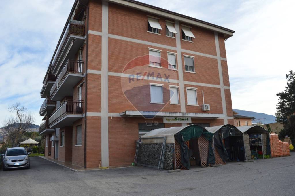 locale commerciale in vendita ad Assisi in zona Santa Maria degli Angeli