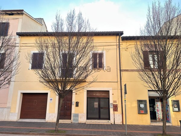 locale commerciale in vendita ad Assisi