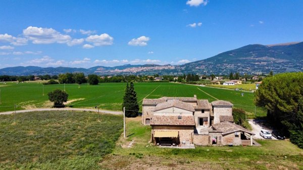 casa indipendente in vendita ad Assisi in zona Castelnuovo