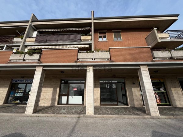 locale commerciale in vendita ad Assisi