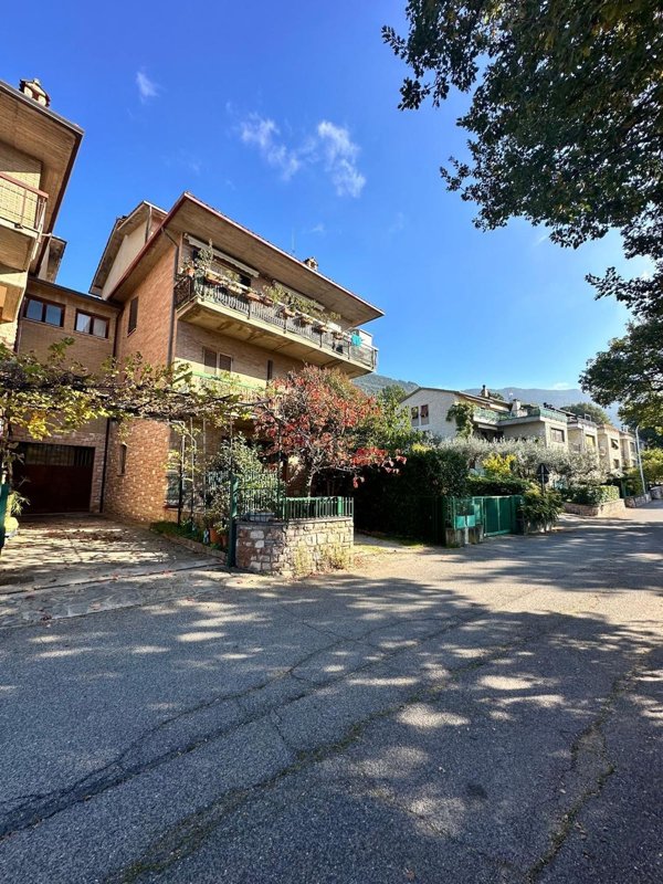 casa semindipendente in vendita ad Assisi