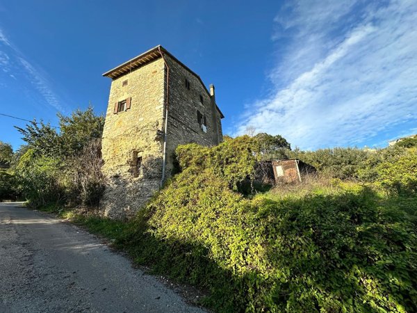 quadrivano in vendita ad Assisi