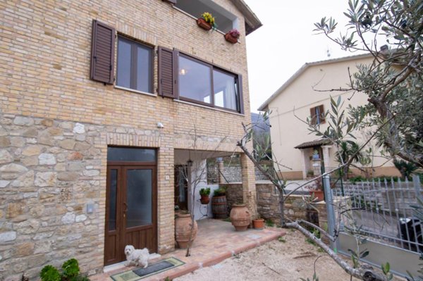 casa indipendente in vendita ad Assisi in zona Viole