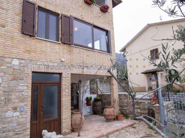 casa indipendente in vendita ad Assisi in zona Viole