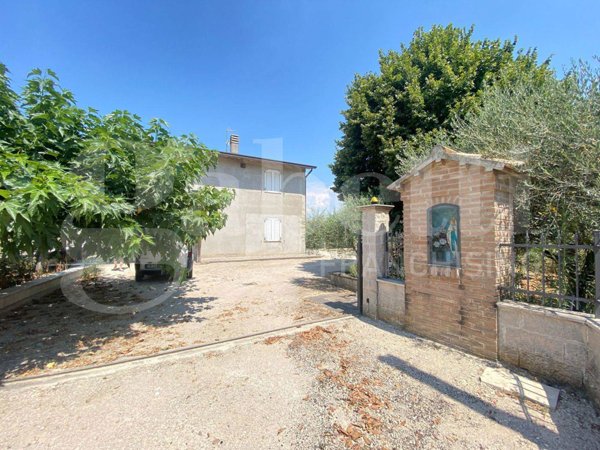 casa indipendente in vendita ad Assisi in zona Castelnuovo