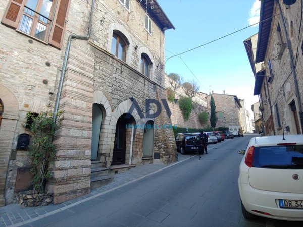locale commerciale in vendita ad Assisi