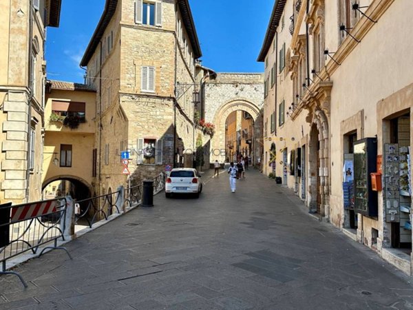 negozio in vendita ad Assisi