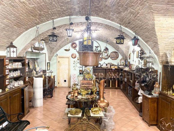 locale commerciale in vendita ad Assisi