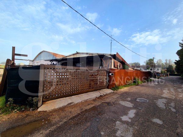 capannone in vendita ad Assisi in zona Petrignano