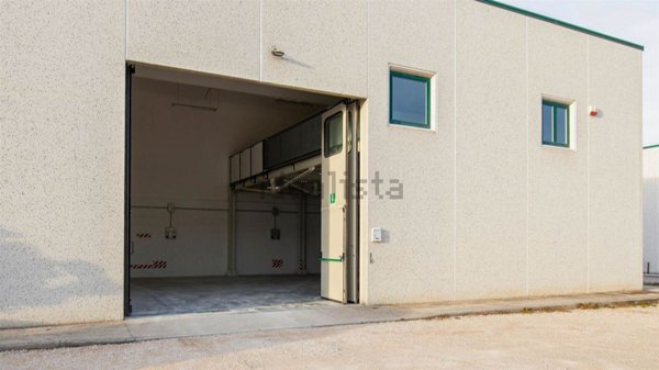 capannone in vendita ad Assisi in zona Petrignano