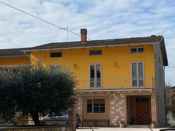 casa indipendente in vendita ad Assisi in zona Torchiagina
